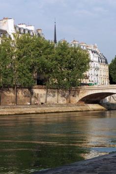 
                    
                        A perfect walk for flaneurs just taking in the majestic facades and quiet courtyards of beautiful 17th-century mansions, the peaceful Ile Saint-Louis is truly an oasis.
                    
                