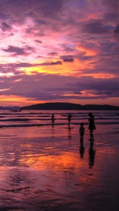 
                    
                        Watching sunsets in Thailand: a must-do!
                    
                