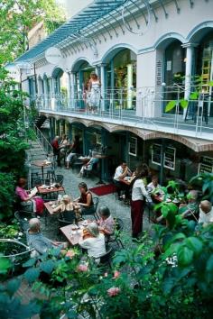 
                    
                        Hackesche Höfe, Berlin - 8 jugendstilhofjes met ateliers, lekkere lunchadressen en bijzondere winkels zoals het cadeauwinkeltje Levy's Contor in Hof VII
                    
                