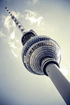 
                    
                        Berlin, Germany:  Fernsehturm o torre della televisione in cui c'è un ristorante in cui ho mangiato :)
                    
                