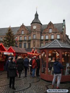 
                    
                        Düsseldorf Christmas market in the old town square. It was completely destroyed during WWII but rebuilt exactly as it once was.
                    
                