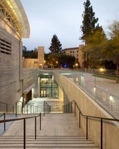 
                    
                        California Memorial Stadium & Simpson Training Center | HNTB Architecture; Associate Architect: STUDIOS Architecture. Photo © Jim Simmons | Bustler
                    
                