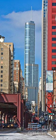 Chicago. Trump Tower from Wabash Ave. looking North