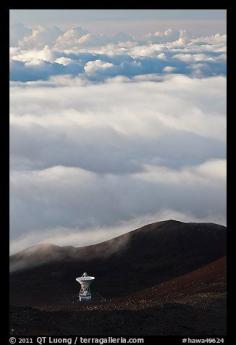 
                    
                        Astronomic radio antenna and sea of clouds. Mauna Kea, Big Island, Hawaii, USA
                    
                