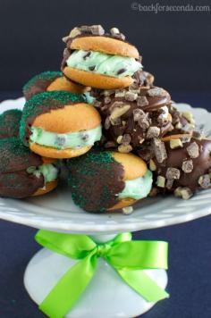 
                    
                        Easy No Bake Mint Chocolate Dessert for St Patrick's Day
                    
                