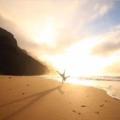 
                    
                        Ever been so #travelstoked that you just HAD to do a handstand? #MatadorN reader @handsomerobinson knows what that's like! @everchanginghorizon captured this awesome moment in Kauai!
                    
                