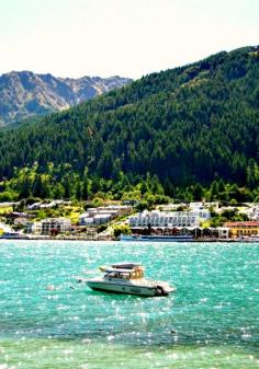 
                    
                        The beautiful Lake Wakatipu in Queenstown #NewZealand via Round The World Girl || www.rtwgirl.com/... #bucketlist #wanderlust
                    
                