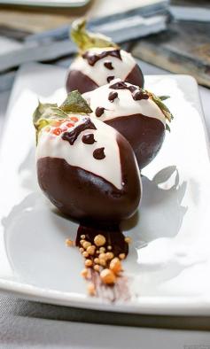 
                    
                        tuxedo dipped strawberries ~ wedding idea
                    
                