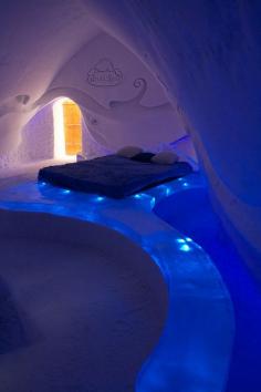 
                    
                        Bedroom inside Hotel de Glace in Quebec City, Canada (by jukerr).
                    
                