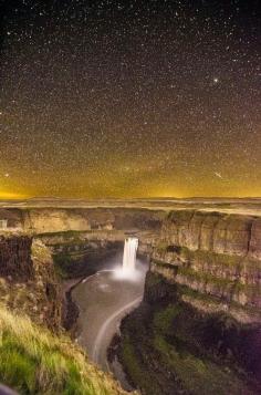 
                    
                        Beautiful Palouse Falls - Washington state
                    
                