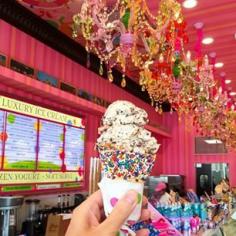 
                    
                        I dig the old-fashioned ambiance of Sloan's, a newish luxury ice cream store in #SanDiego at Westfield UTC. Like salty-sweet? This flavor has caramel ice cream, chocolate flakes, whole pretzels and peanut butter woven into it. It would be better in a plai
                    
                