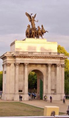 
                    
                        Wellington Arch,London
                    
                