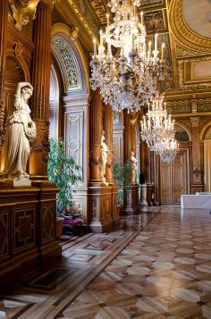 
                    
                        L'Hôtel de Ville de Paris
                    
                