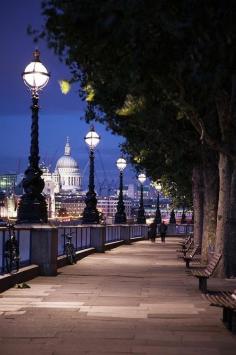 
                    
                        Queen’s Walk along the Thames River - London, England
                    
                