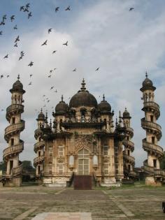 
                    
                        Bahauddin Maqbara, Junagadh, India.
                    
                