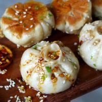 Sheng Jian Bao: Pan-fried pork buns (生煎包)